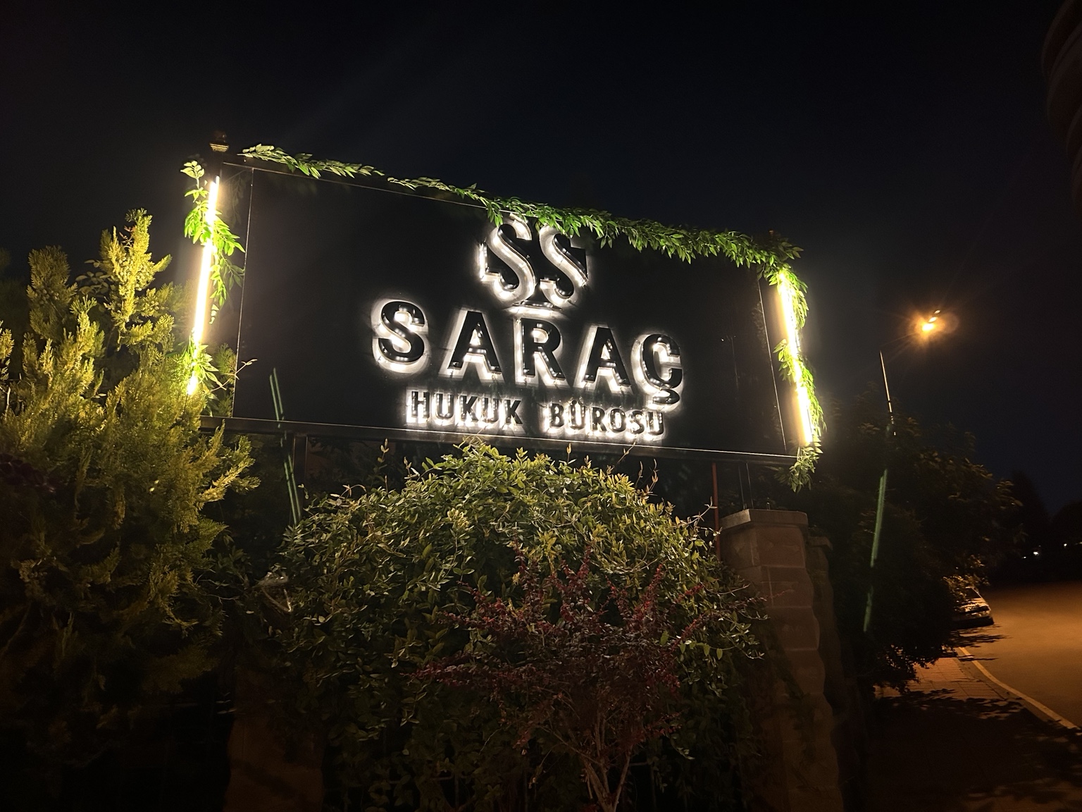 Saraç Hukuk Bürosu — Gece
